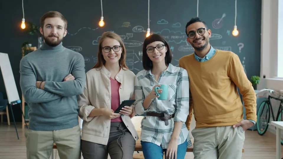 Equipo diverso sonriendo en una oficina